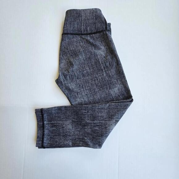 Women's Gray Textured Activewear Leggings - Picture 7 of 8